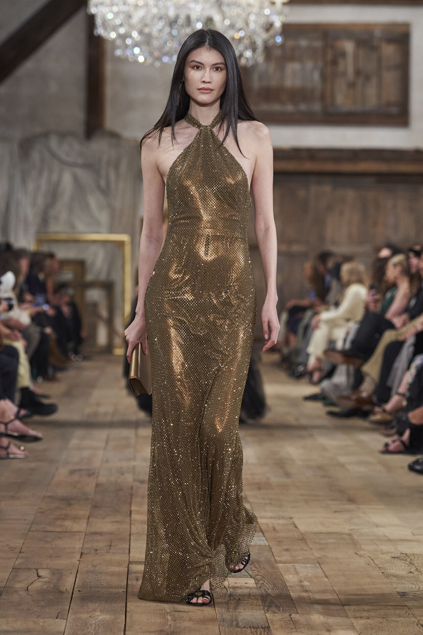 عرض أزياء مجموعة Ralph Lauren لربيع وصيف 2024.. مزيج الألوان وبريق اللون الذهبي
