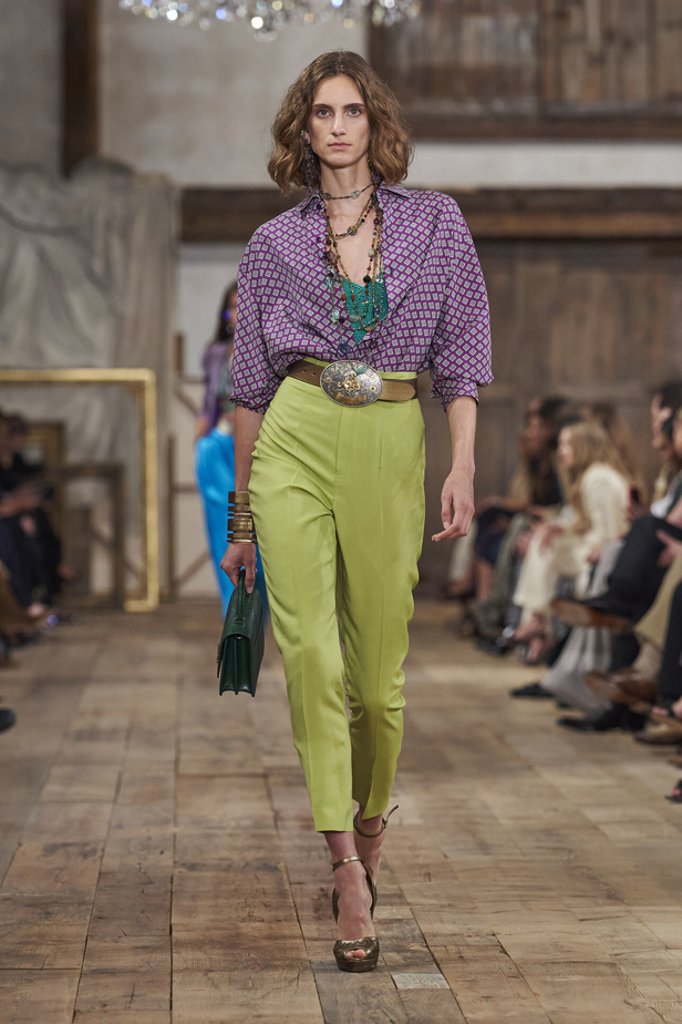 عرض أزياء مجموعة Ralph Lauren لربيع وصيف 2024.. مزيج الألوان وبريق اللون الذهبي