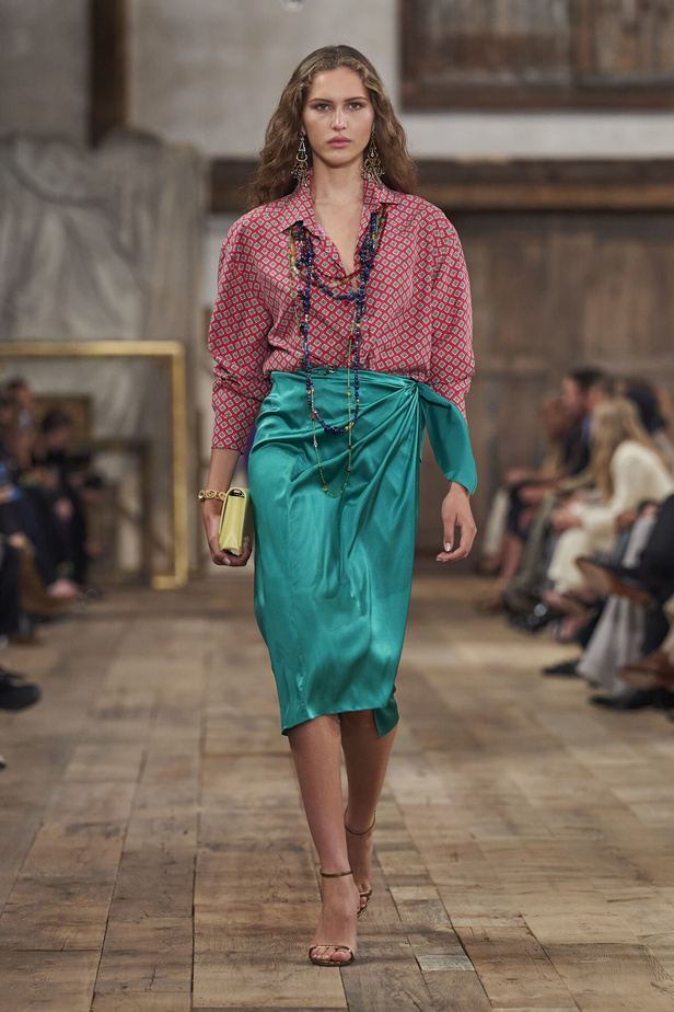 عرض أزياء مجموعة Ralph Lauren لربيع وصيف 2024.. مزيج الألوان وبريق اللون الذهبي
