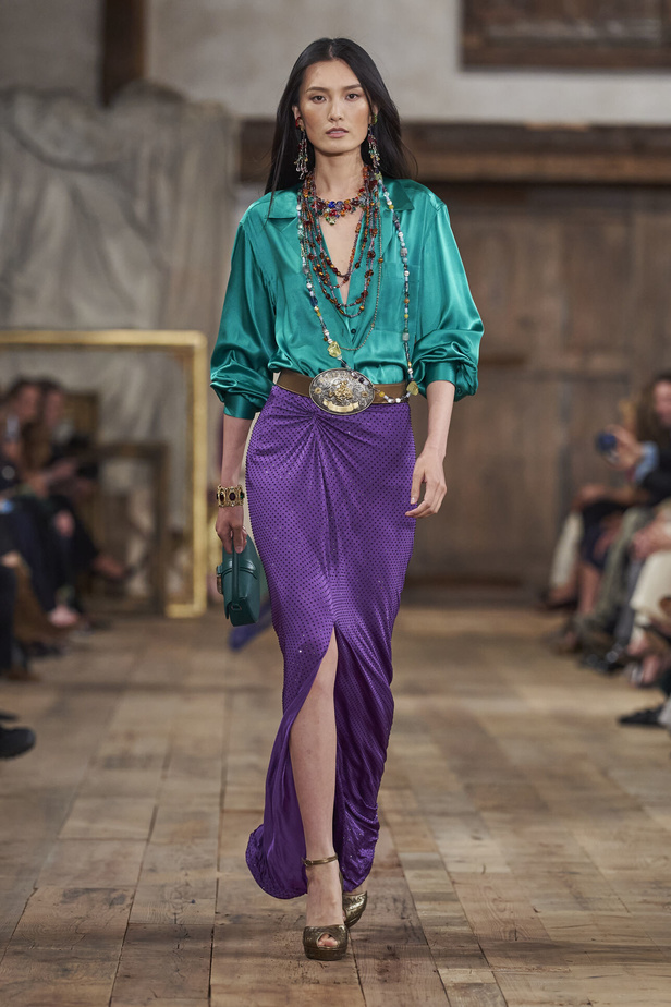 عرض أزياء مجموعة Ralph Lauren لربيع وصيف 2024.. مزيج الألوان وبريق اللون الذهبي