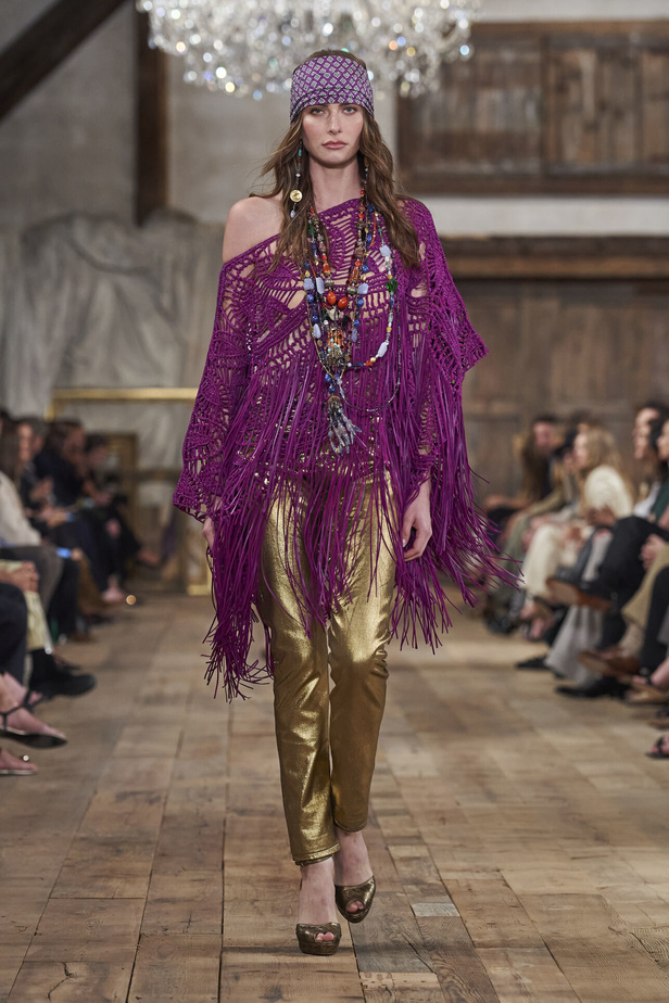 عرض أزياء مجموعة Ralph Lauren لربيع وصيف 2024.. مزيج الألوان وبريق اللون الذهبي