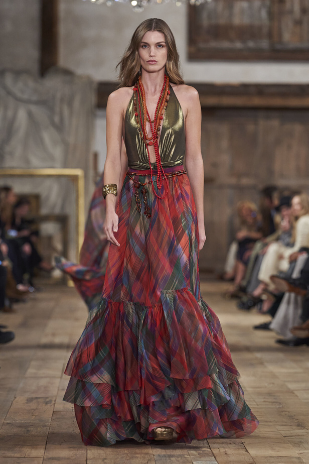 عرض أزياء مجموعة Ralph Lauren لربيع وصيف 2024.. مزيج الألوان وبريق اللون الذهبي