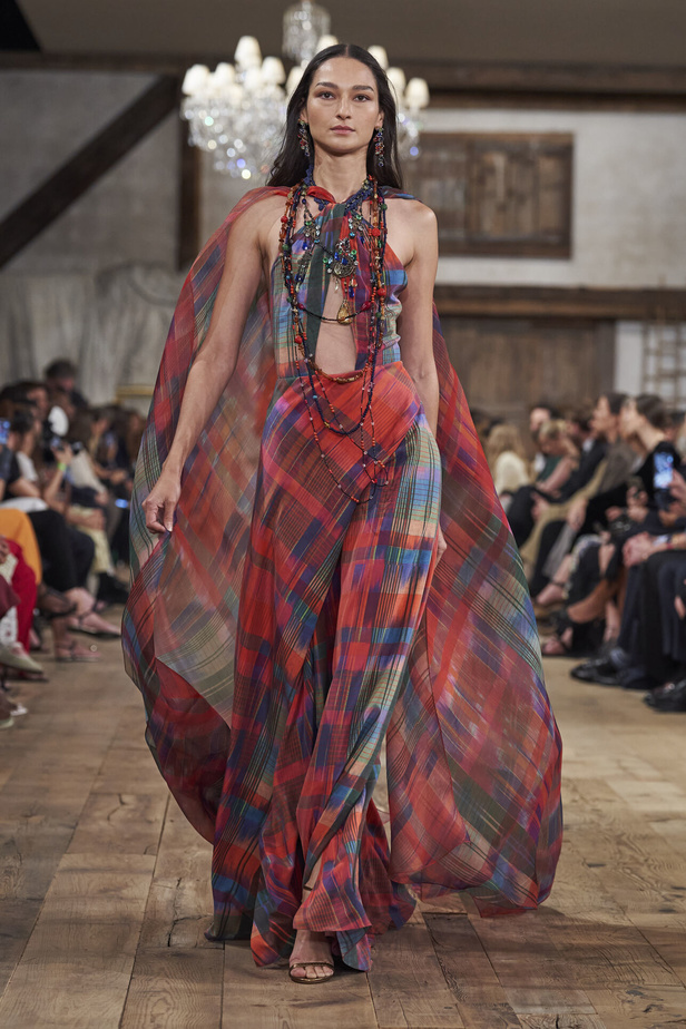 عرض أزياء مجموعة Ralph Lauren لربيع وصيف 2024.. مزيج الألوان وبريق اللون الذهبي