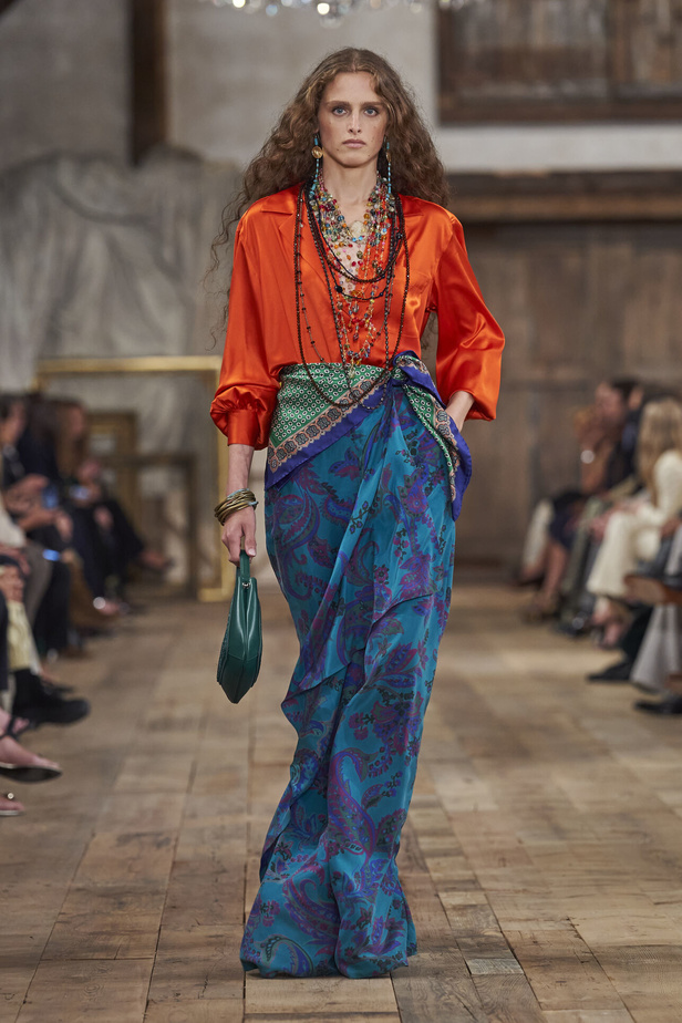 عرض أزياء مجموعة Ralph Lauren لربيع وصيف 2024.. مزيج الألوان وبريق اللون الذهبي