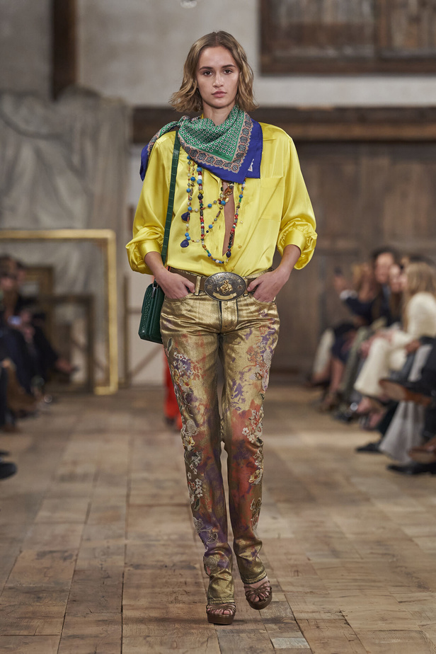 عرض أزياء مجموعة Ralph Lauren لربيع وصيف 2024.. مزيج الألوان وبريق اللون الذهبي