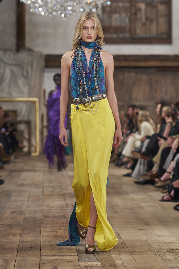 عرض أزياء مجموعة Ralph Lauren لربيع وصيف 2024.. مزيج الألوان وبريق اللون الذهبي