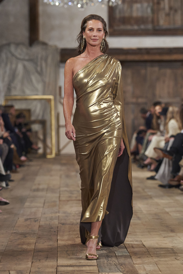 عرض أزياء مجموعة Ralph Lauren لربيع وصيف 2024.. مزيج الألوان وبريق اللون الذهبي