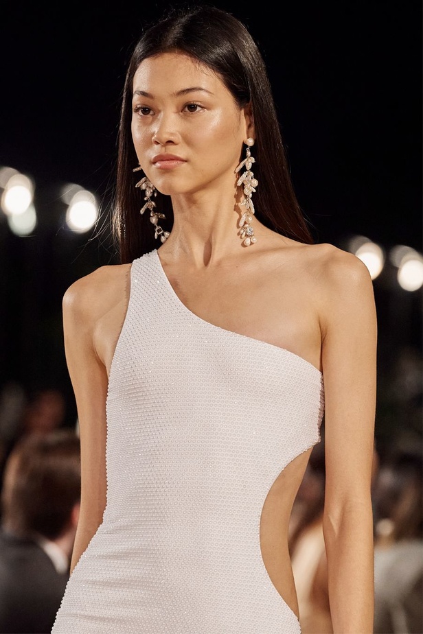 عرض أزياء مجموعة Ralph Lauren لربيع وصيف 2024.. مزيج الألوان وبريق اللون الذهبي