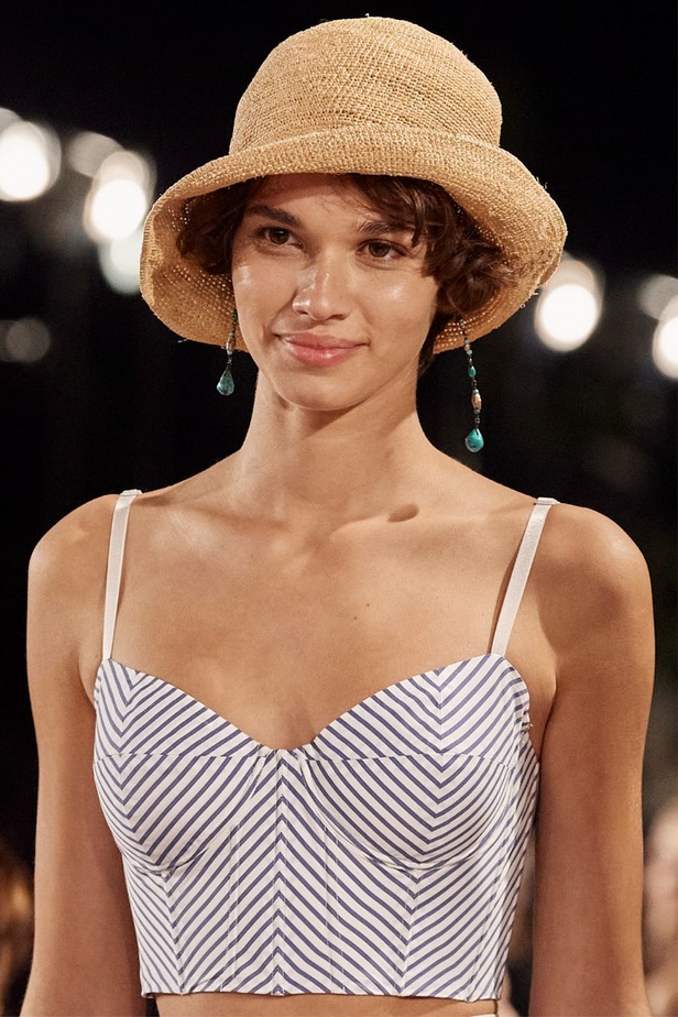 عرض أزياء مجموعة Ralph Lauren لربيع وصيف 2024.. مزيج الألوان وبريق اللون الذهبي