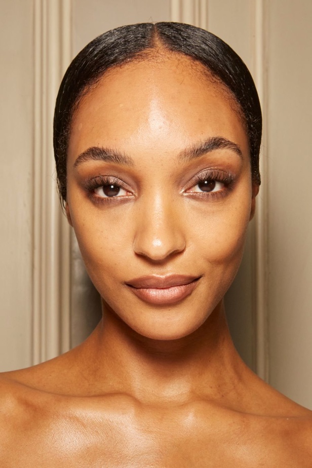 الكريستال والورود تعيد أناقة الرقي الى عالم الألبسة الجاهزة مع عرض Richard Quinn لربيع وصيف 2024