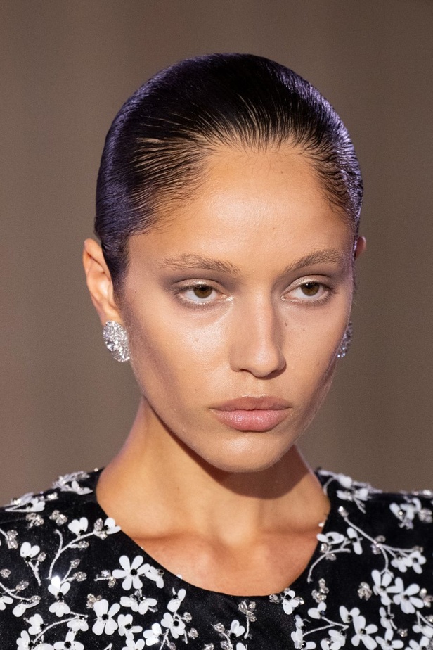 الكريستال والورود تعيد أناقة الرقي الى عالم الألبسة الجاهزة مع عرض Richard Quinn لربيع وصيف 2024