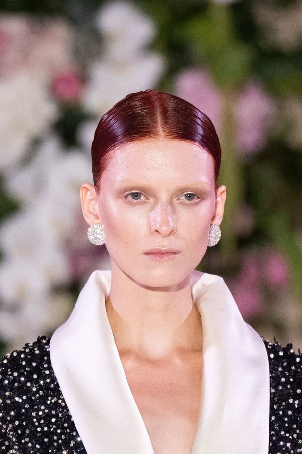 الكريستال والورود تعيد أناقة الرقي الى عالم الألبسة الجاهزة مع عرض Richard Quinn لربيع وصيف 2024