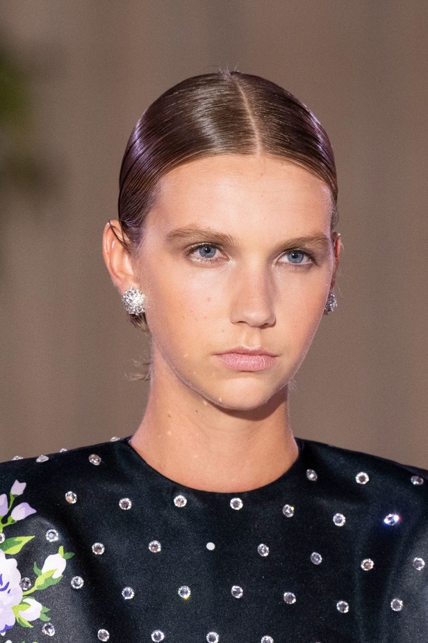 الكريستال والورود تعيد أناقة الرقي الى عالم الألبسة الجاهزة مع عرض Richard Quinn لربيع وصيف 2024