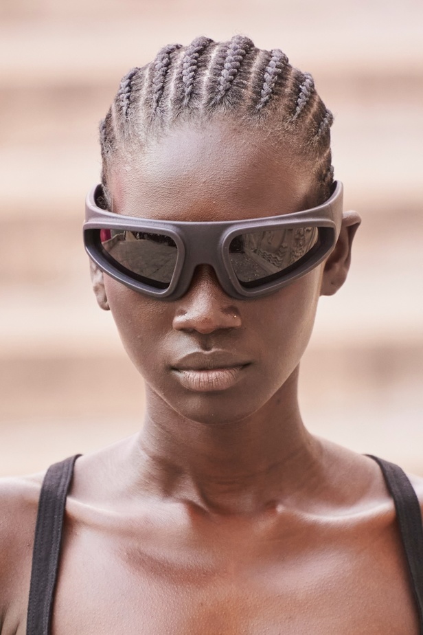 أحجام الأكتاف تضاعفت في عرض أزياء مجموعة Rick Owens لربيع وصيف 2024