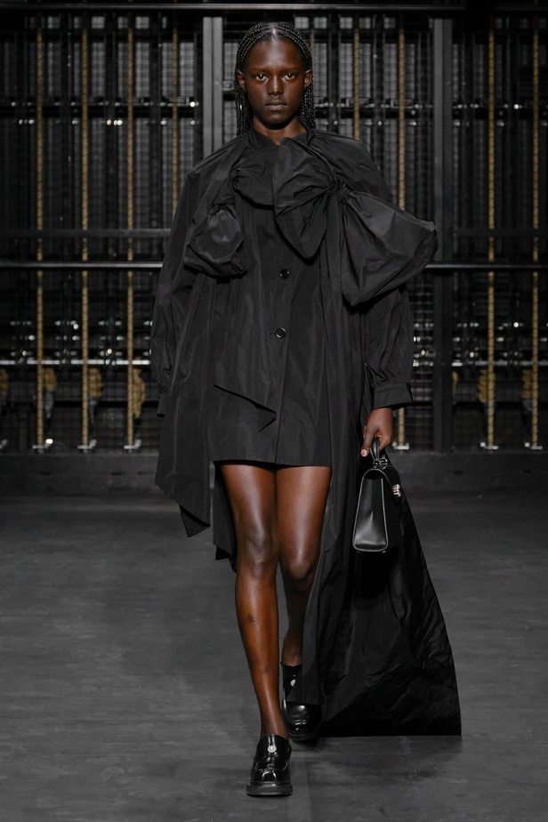 مجموعة Simone Rocha لربيع وصيف 2024