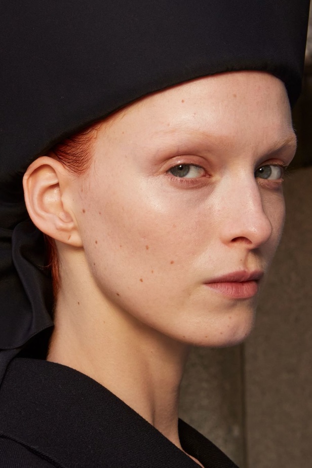 مزيج بين الجرأة والحرية في مجموعة Roksanda لربيع وصيف 2024 مباشرة من لندن