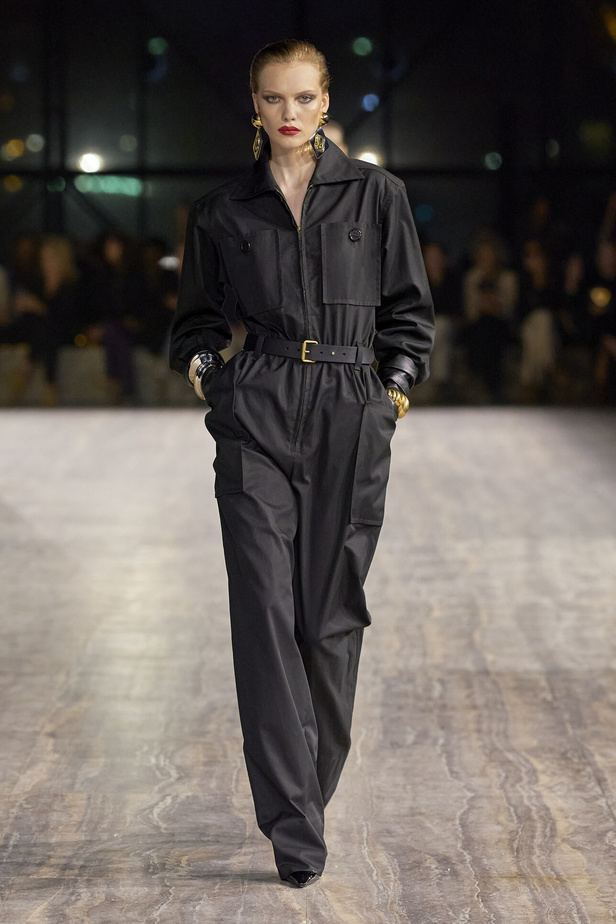 مجموعة سان لوران بموضة الجمبسوت في باريس لربيع وصيف 2024