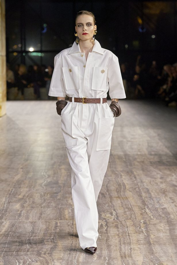 مجموعة سان لوران بموضة الجمبسوت في باريس لربيع وصيف 2024