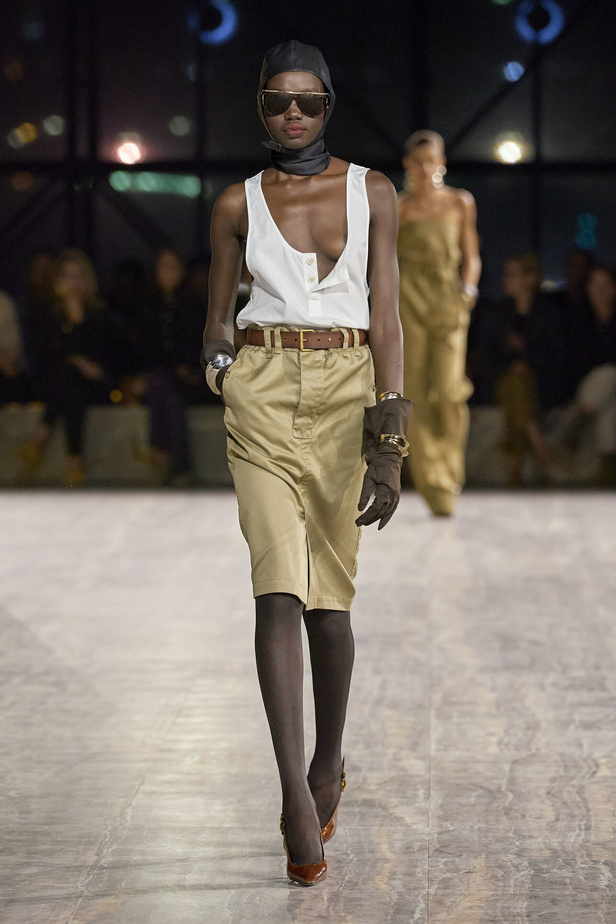 مجموعة سان لوران بموضة الجمبسوت في باريس لربيع وصيف 2024