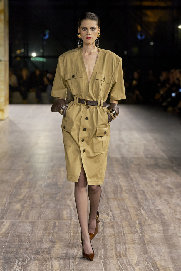 مجموعة سان لوران بموضة الجمبسوت في باريس لربيع وصيف 2024