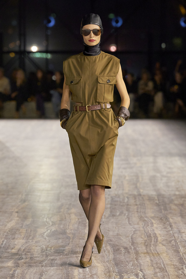 مجموعة سان لوران بموضة الجمبسوت في باريس لربيع وصيف 2024