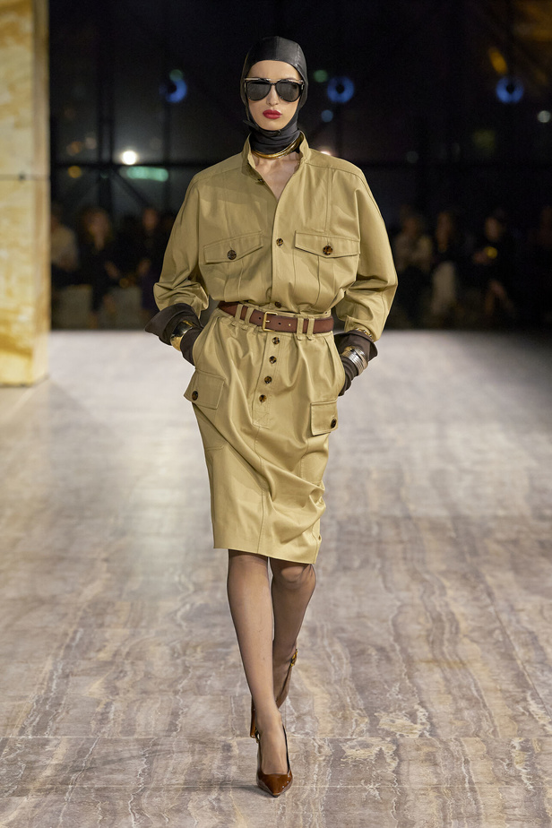 مجموعة سان لوران بموضة الجمبسوت في باريس لربيع وصيف 2024