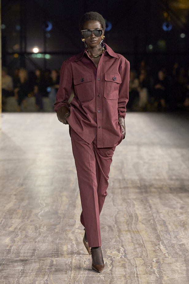 مجموعة سان لوران بموضة الجمبسوت في باريس لربيع وصيف 2024