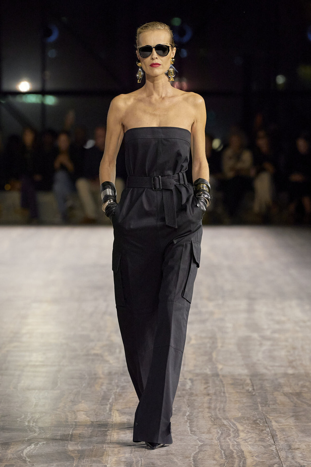 مجموعة سان لوران بموضة الجمبسوت في باريس لربيع وصيف 2024