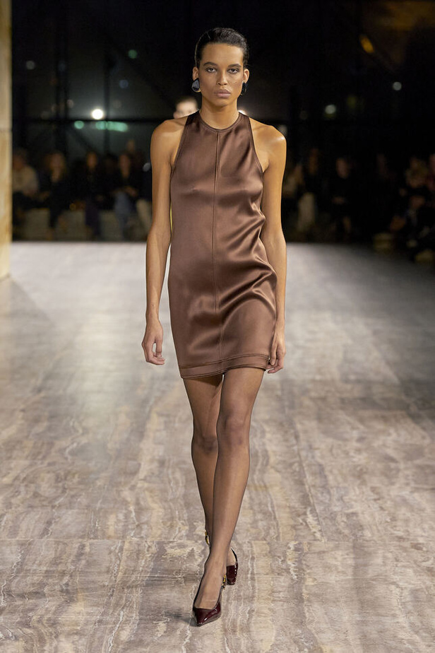 مجموعة سان لوران بموضة الجمبسوت في باريس لربيع وصيف 2024