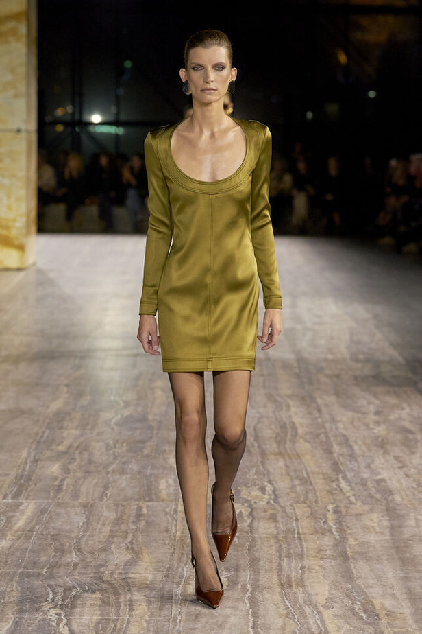 مجموعة سان لوران بموضة الجمبسوت في باريس لربيع وصيف 2024