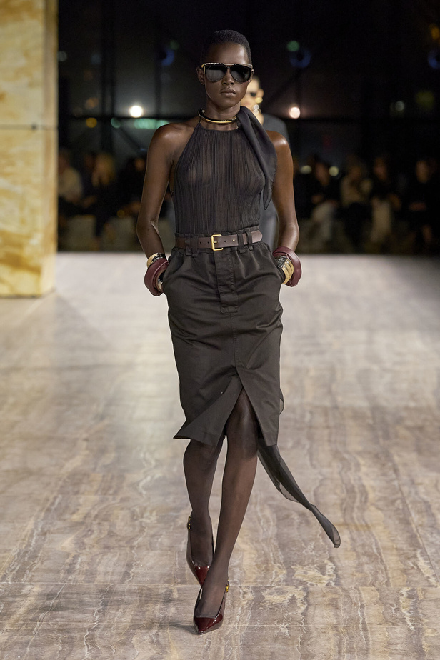 مجموعة سان لوران بموضة الجمبسوت في باريس لربيع وصيف 2024