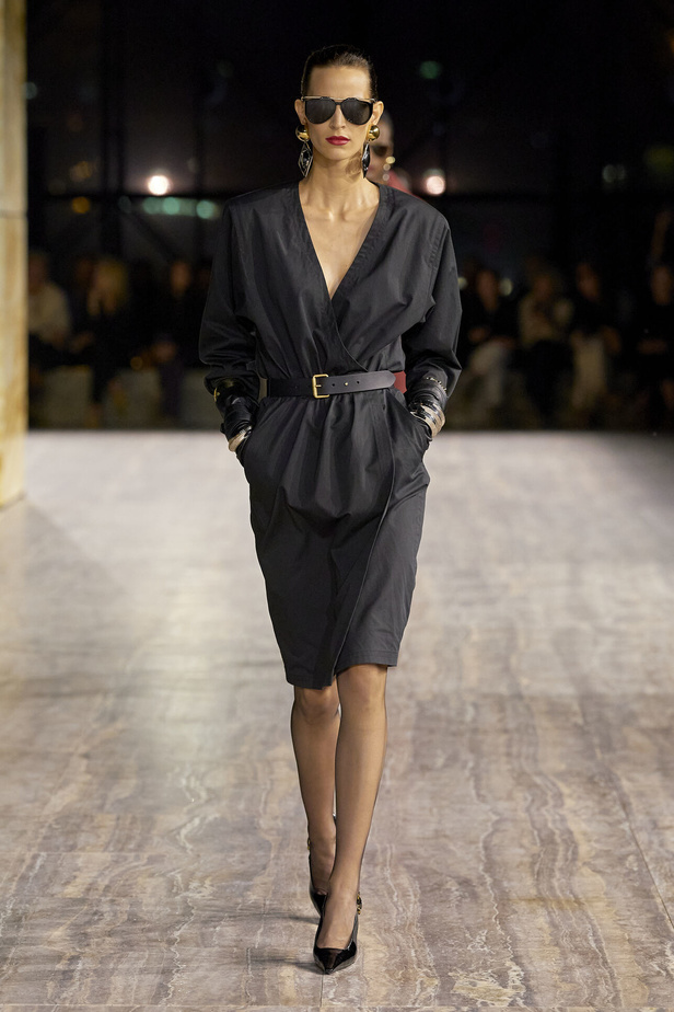 مجموعة سان لوران بموضة الجمبسوت في باريس لربيع وصيف 2024