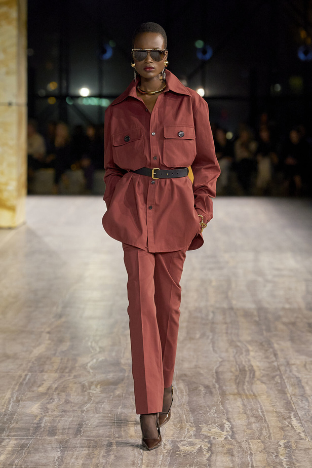 مجموعة سان لوران بموضة الجمبسوت في باريس لربيع وصيف 2024