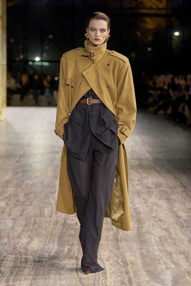 مجموعة سان لوران بموضة الجمبسوت في باريس لربيع وصيف 2024