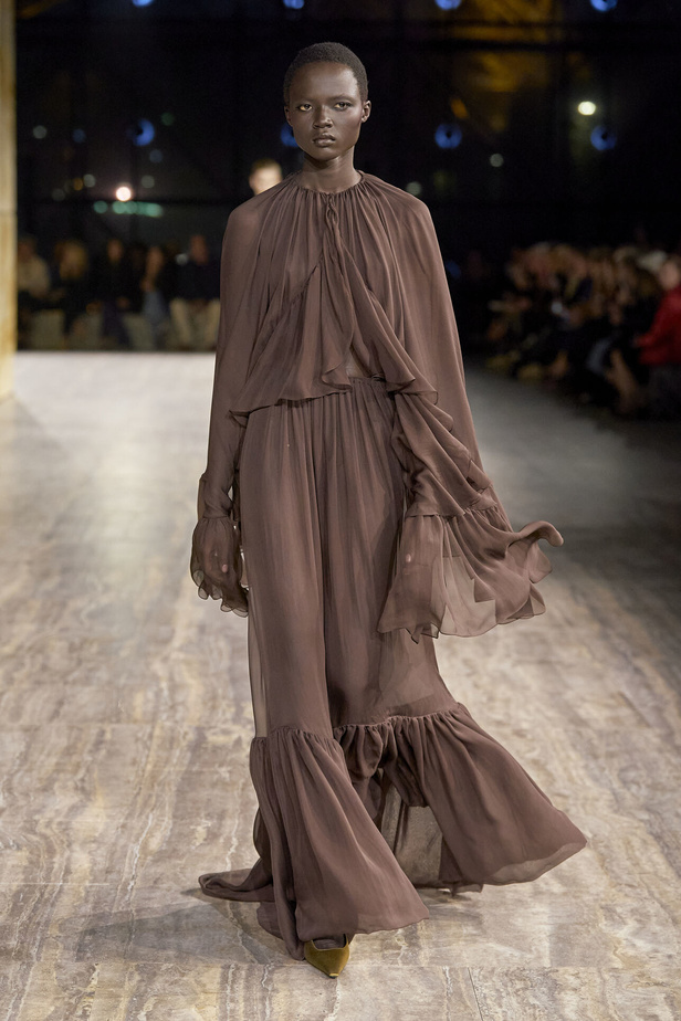 مجموعة سان لوران بموضة الجمبسوت في باريس لربيع وصيف 2024