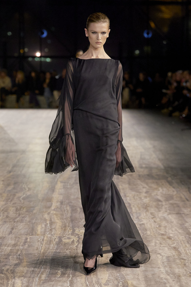 مجموعة سان لوران بموضة الجمبسوت في باريس لربيع وصيف 2024