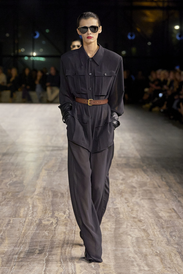 مجموعة سان لوران بموضة الجمبسوت في باريس لربيع وصيف 2024