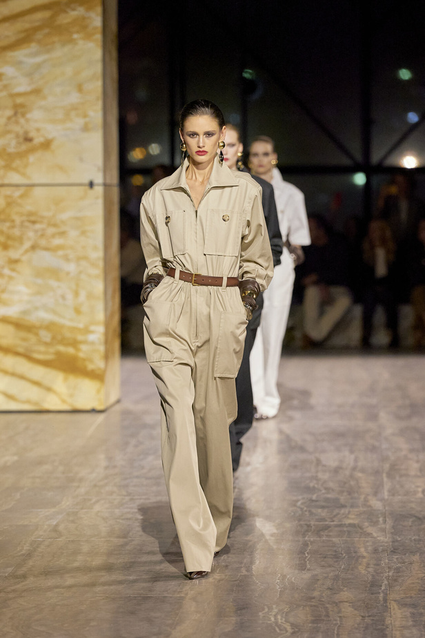 مجموعة سان لوران بموضة الجمبسوت في باريس لربيع وصيف 2024
