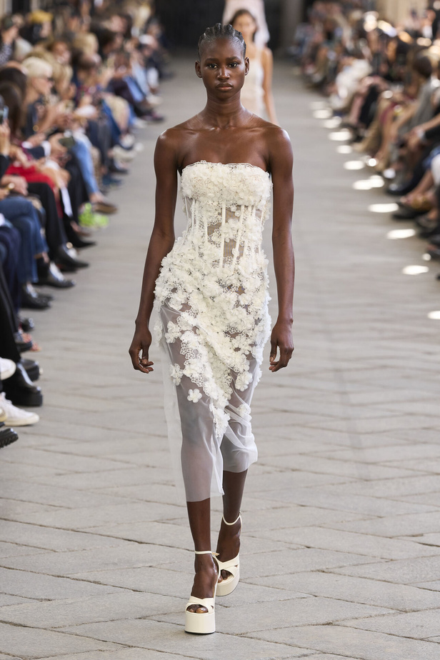 الأورجنزا والتفاصيل المطرزة في تصاميم دار Ermano Scervino لمجموعة ربيع وصيف 2024