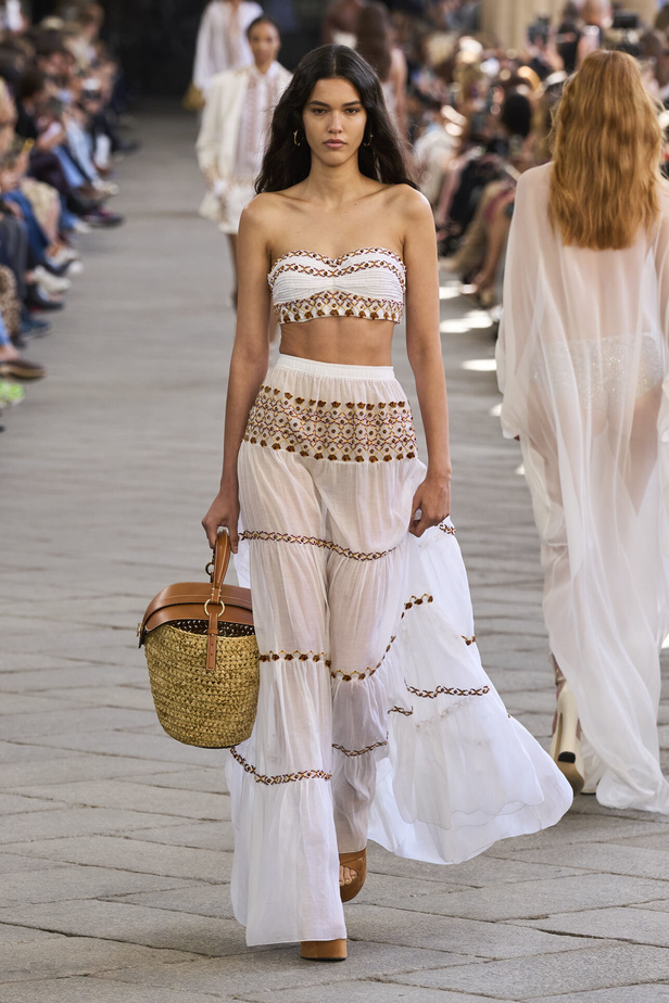 الأورجنزا والتفاصيل المطرزة في تصاميم دار Ermano Scervino لمجموعة ربيع وصيف 2024