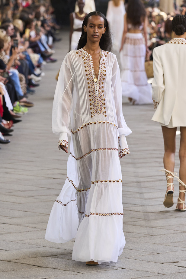 الأورجنزا والتفاصيل المطرزة في تصاميم دار Ermano Scervino لمجموعة ربيع وصيف 2024