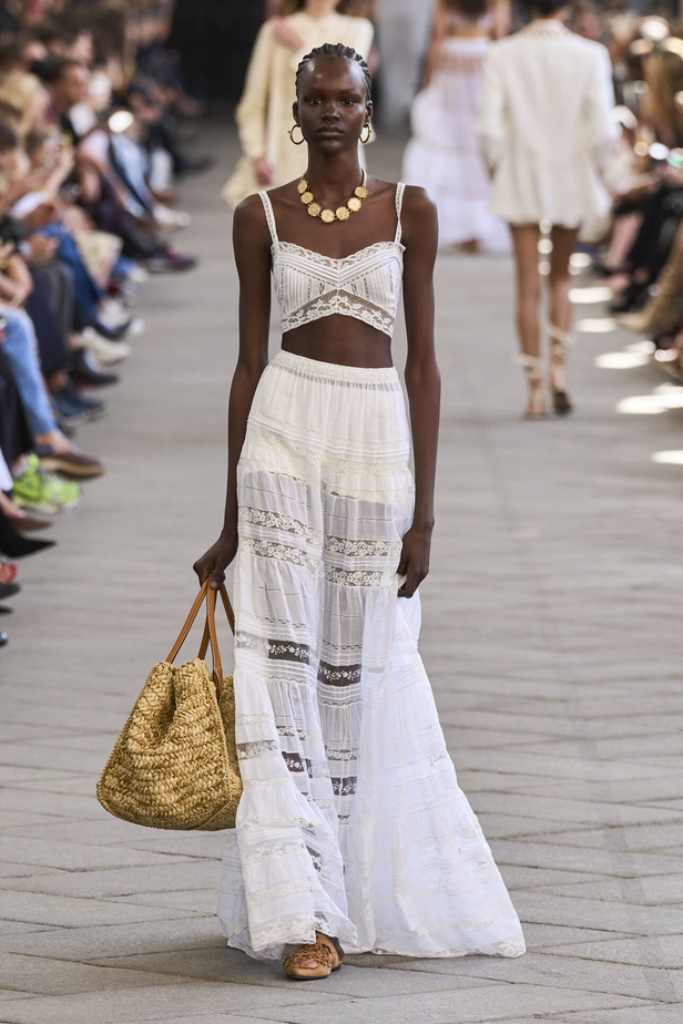 الأورجنزا والتفاصيل المطرزة في تصاميم دار Ermano Scervino لمجموعة ربيع وصيف 2024