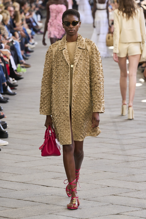 الأورجنزا والتفاصيل المطرزة في تصاميم دار Ermano Scervino لمجموعة ربيع وصيف 2024