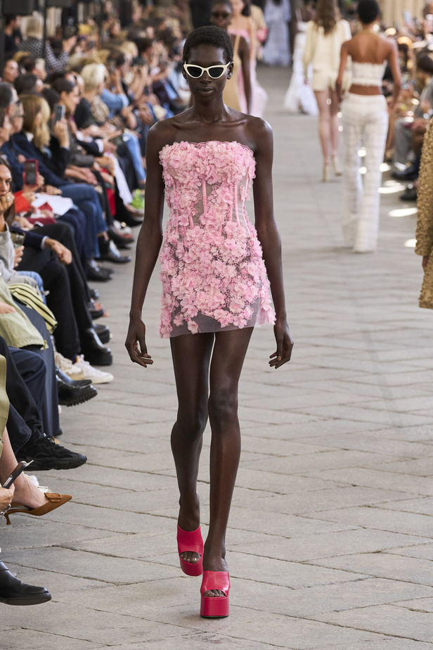 الأورجنزا والتفاصيل المطرزة في تصاميم دار Ermano Scervino لمجموعة ربيع وصيف 2024