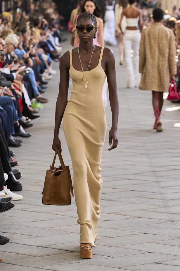 الأورجنزا والتفاصيل المطرزة في تصاميم دار Ermano Scervino لمجموعة ربيع وصيف 2024