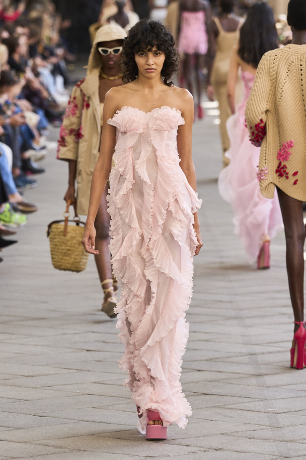 الأورجنزا والتفاصيل المطرزة في تصاميم دار Ermano Scervino لمجموعة ربيع وصيف 2024