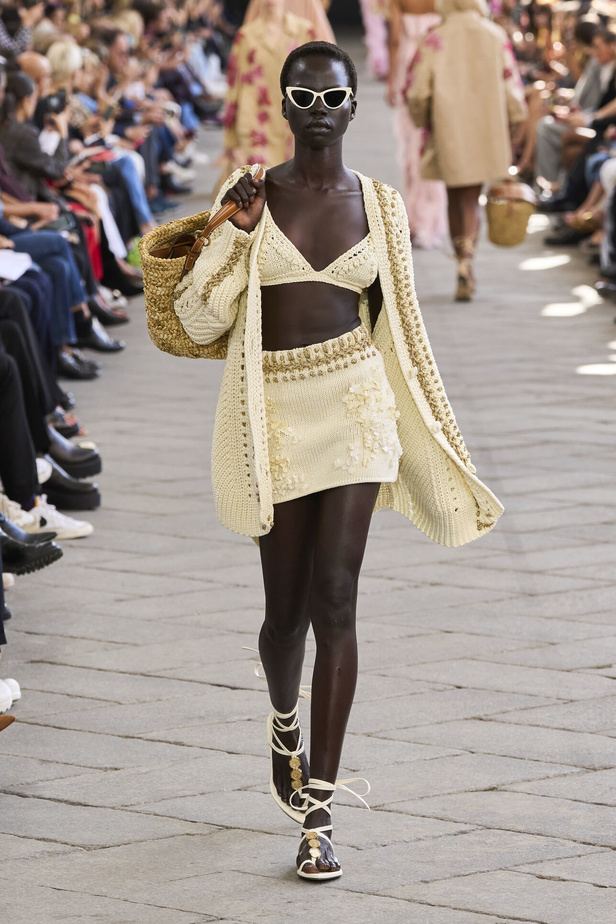 الأورجنزا والتفاصيل المطرزة في تصاميم دار Ermano Scervino لمجموعة ربيع وصيف 2024