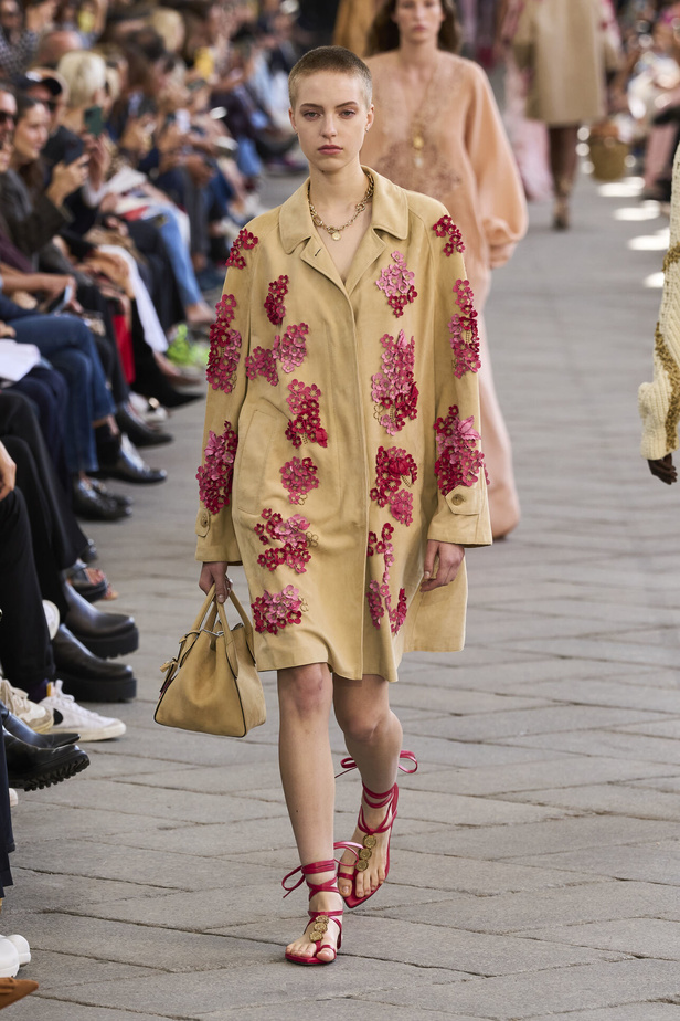 الأورجنزا والتفاصيل المطرزة في تصاميم دار Ermano Scervino لمجموعة ربيع وصيف 2024