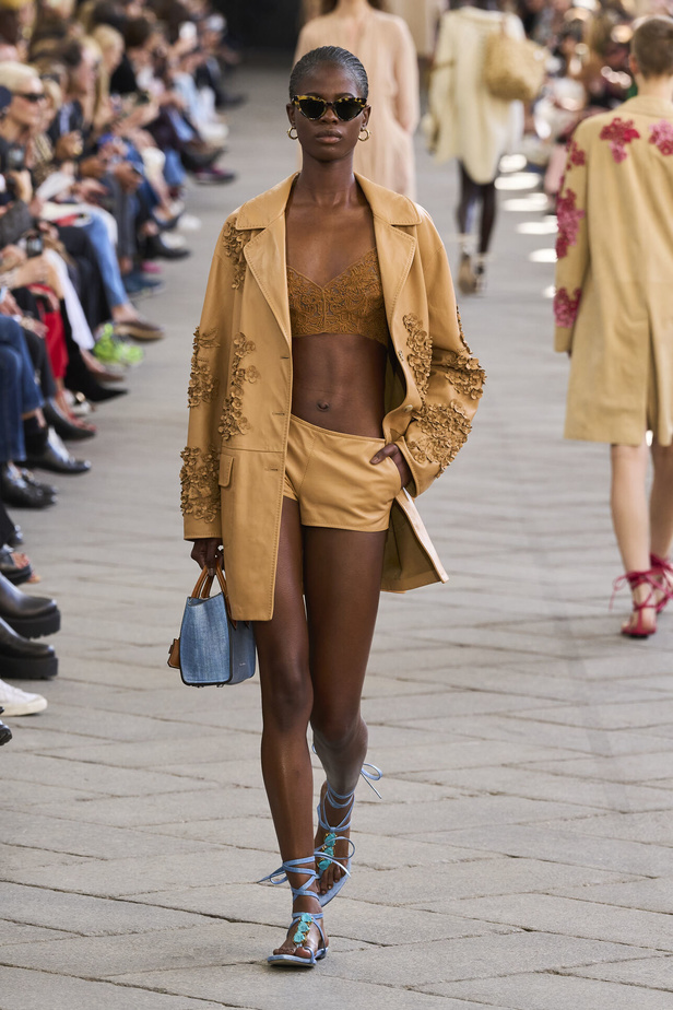 الأورجنزا والتفاصيل المطرزة في تصاميم دار Ermano Scervino لمجموعة ربيع وصيف 2024