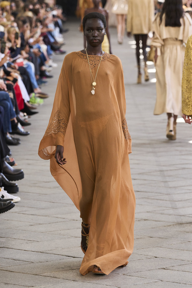 الأورجنزا والتفاصيل المطرزة في تصاميم دار Ermano Scervino لمجموعة ربيع وصيف 2024